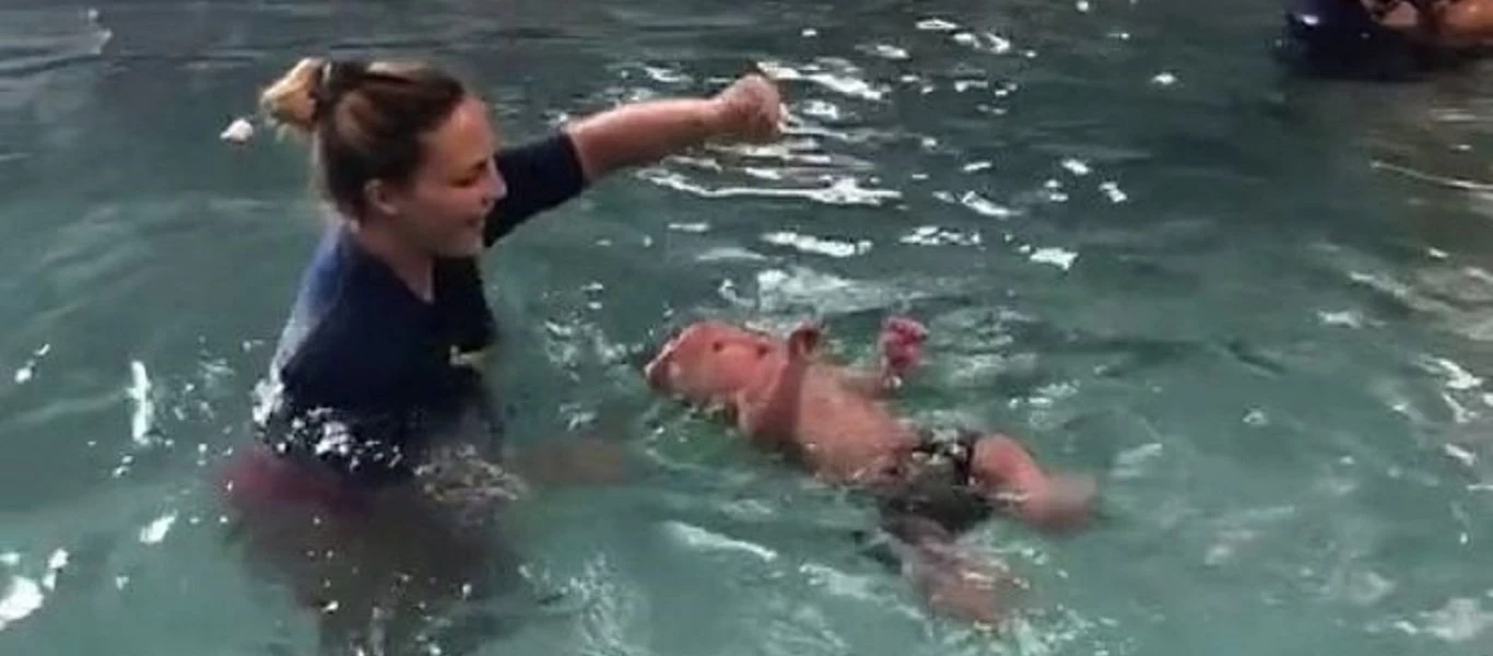 Σάλος με εκπαιδεύτρια κολύμβησης που πετάει μωρό στην πισίνα... για να μάθει να επιπλέει (βίντεο)